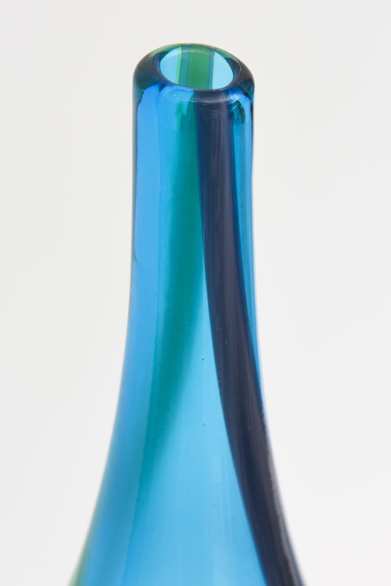 Skandinavisches modernes abstraktes Glasgefäß mit Wirbeln in Blau, Grün und Lila, skandinavische Moderne (Geblasenes Glas) im Angebot
