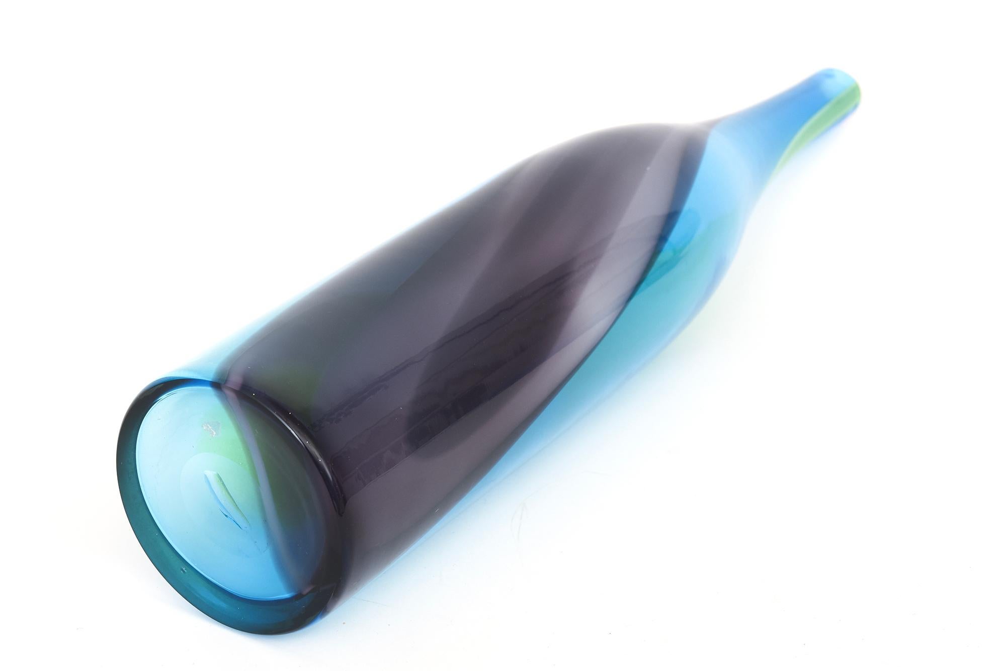 Skandinavisches modernes abstraktes Glasgefäß mit Wirbeln in Blau, Grün und Lila, skandinavische Moderne im Angebot 1