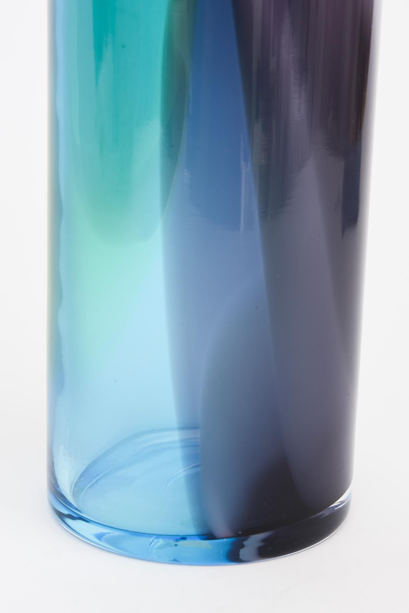 Skandinavisches modernes abstraktes Glasgefäß mit Wirbeln in Blau, Grün und Lila, skandinavische Moderne im Angebot 2