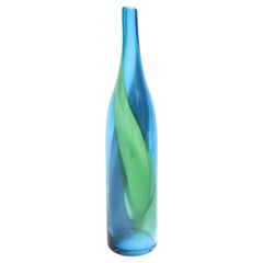Objeto abstracto escandinavo moderno en forma de botella alta de vidrio azul, verde y morado