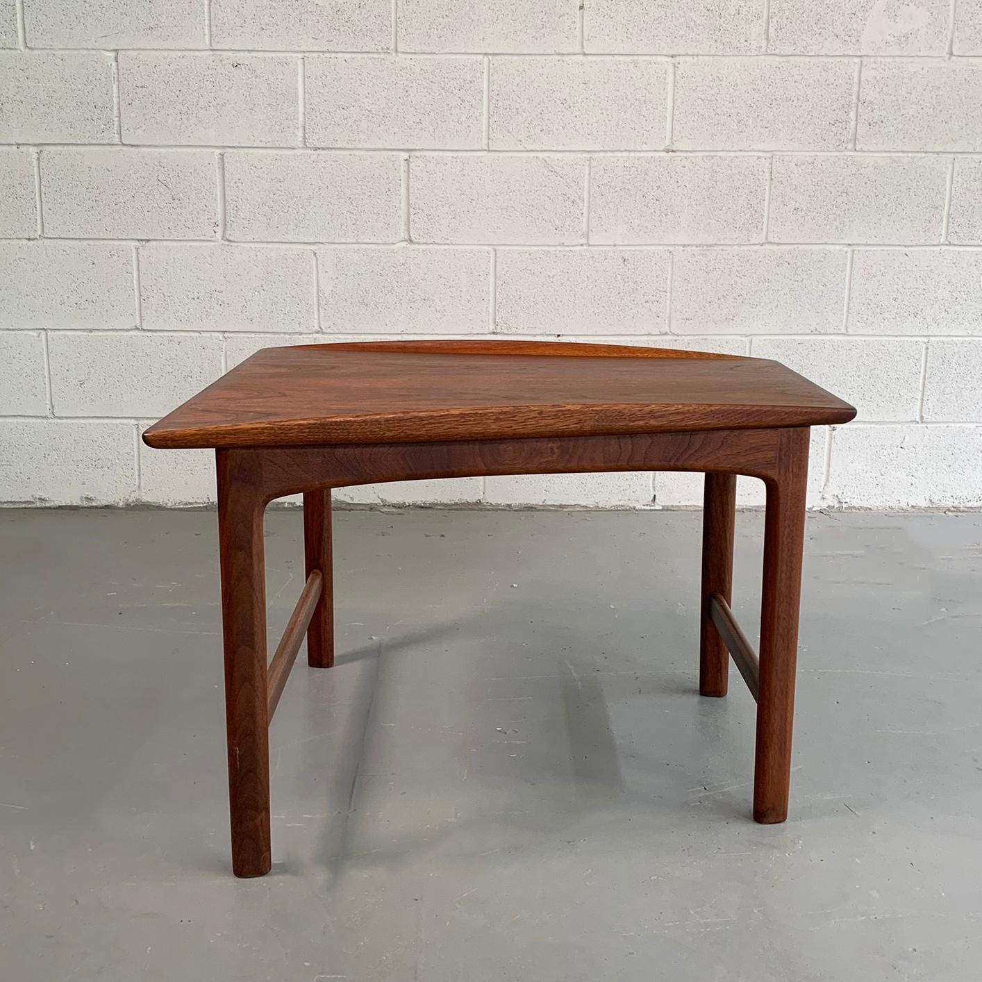 Scandinavian Modern Tapered Teak Side Table by Folke Ohlsson for DUX In Good Condition For Sale In Brooklyn, NY