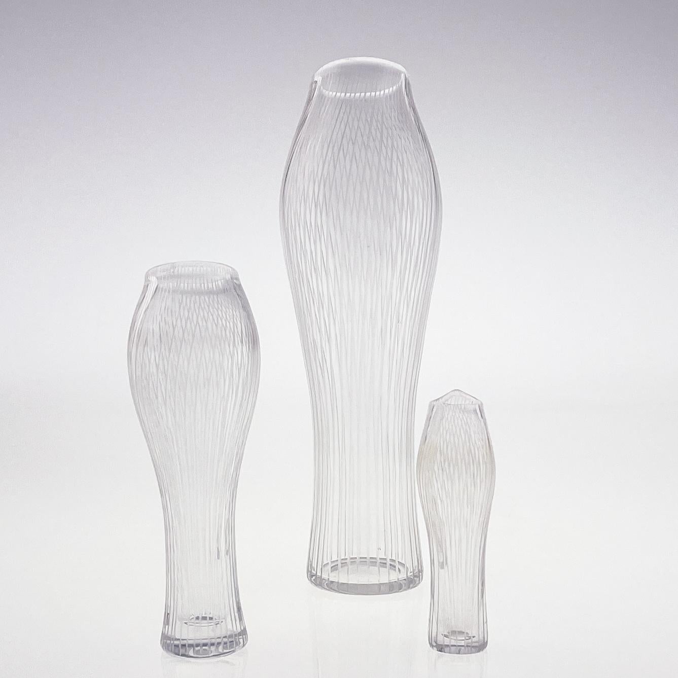Fait main Vases d'art scandinave moderne Tapio Wirkkala à trois lignes en cristal taillé soufflé à la main  en vente
