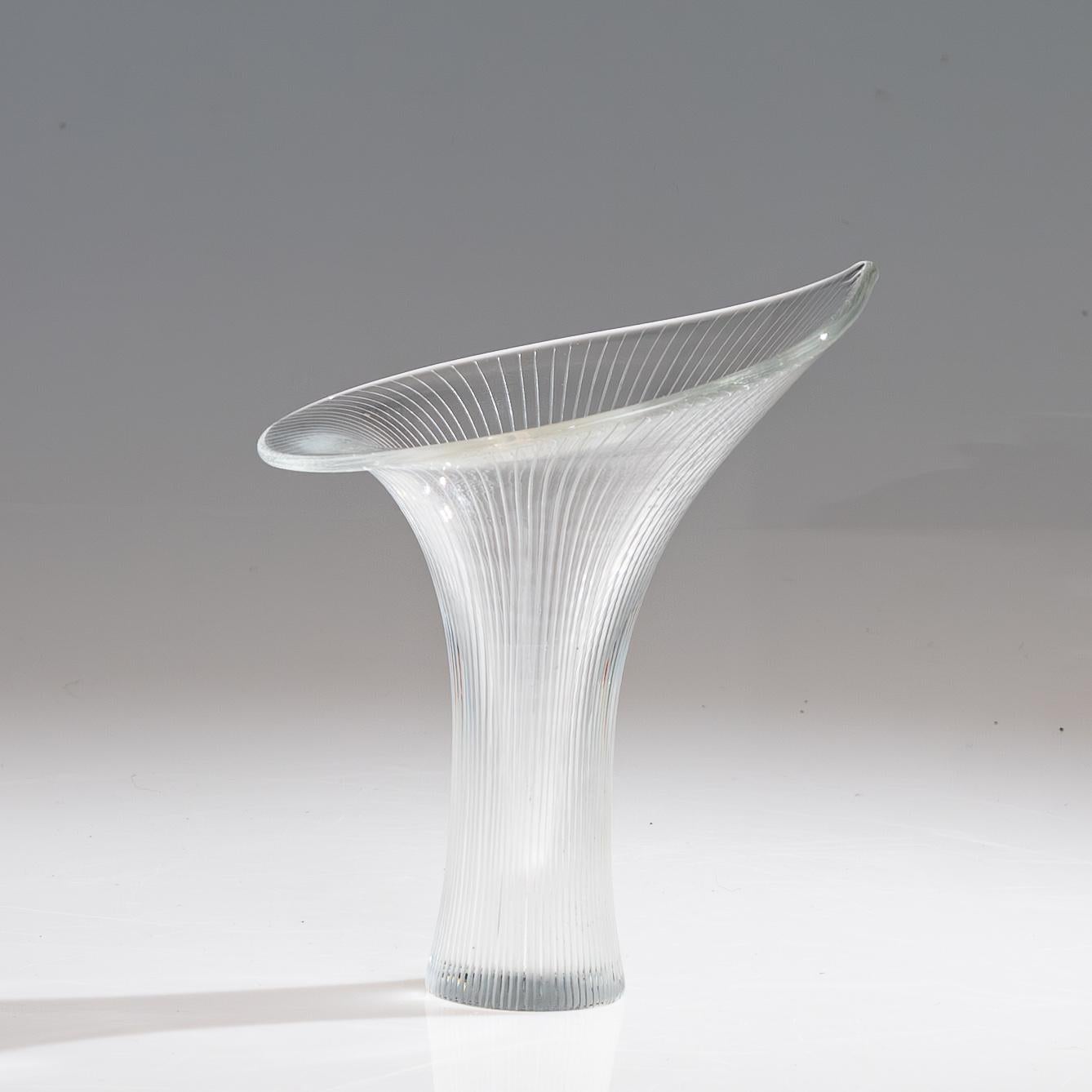 Vases d'art scandinave moderne Tapio Wirkkala en cristal taillé à trois lignes Kantarelli  en vente 3