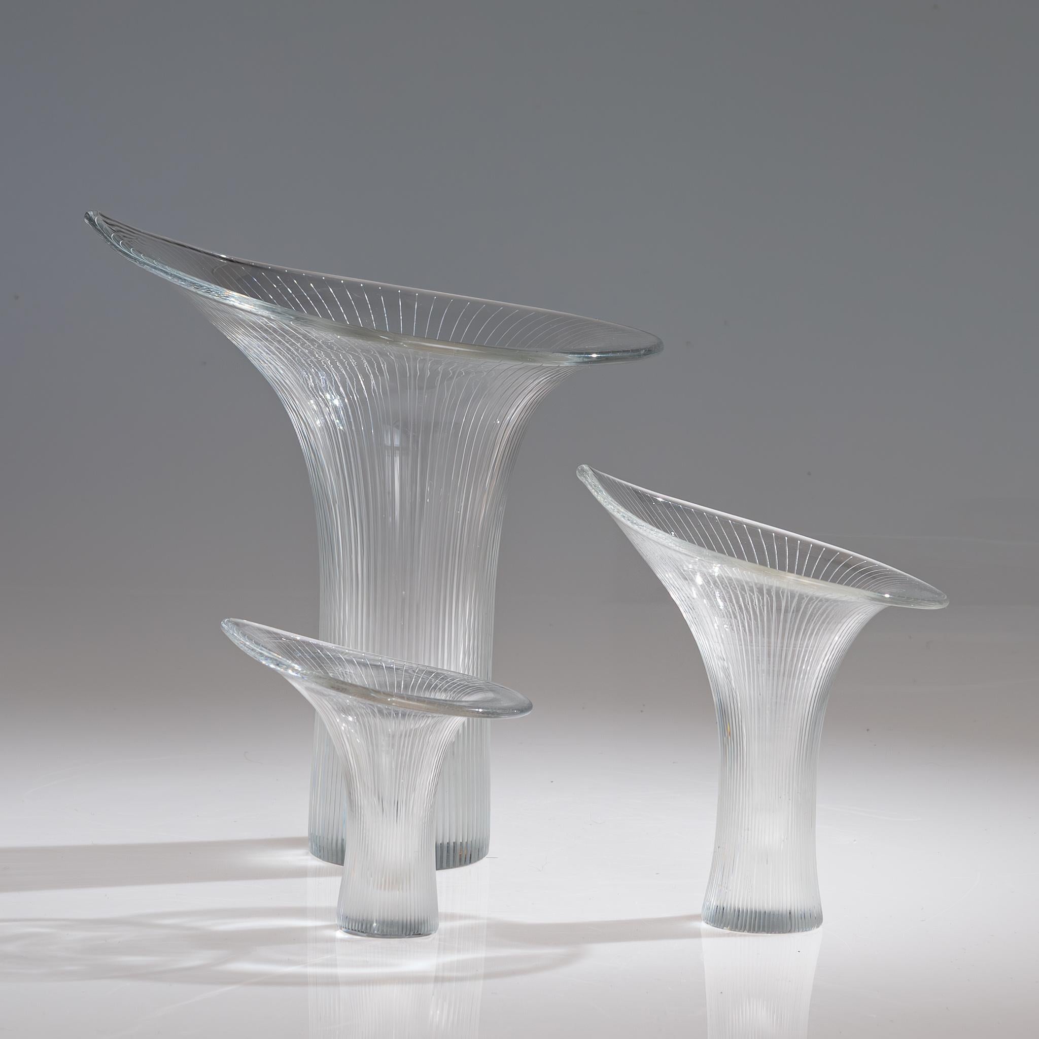 Vases d'art scandinave moderne Tapio Wirkkala en cristal taillé à trois lignes Kantarelli  Bon état - En vente à EL Waalre, NL