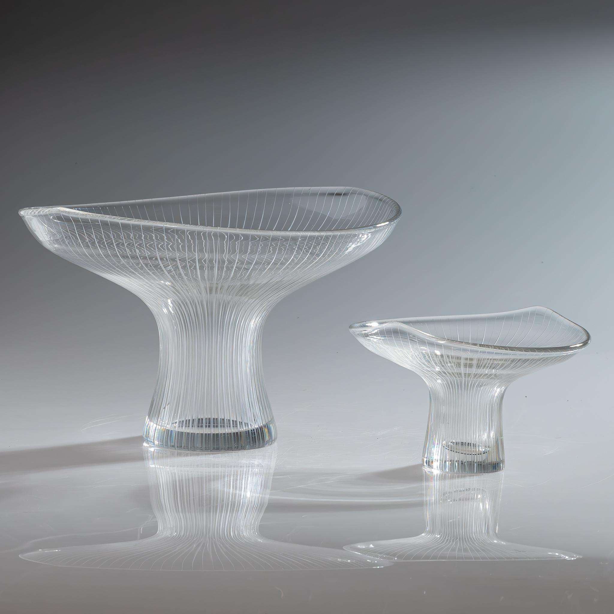 The Modern Scandinavian Tapio Wirkkala Two Line Cut Crystal Art vases Handblown

Un ensemble complet d'objets d'art / vases en cristal soufflé avec des lignes de coupe verticales, modèle 3523. Conçu en 1947 par Tapio Wirkkala, exécuté par la