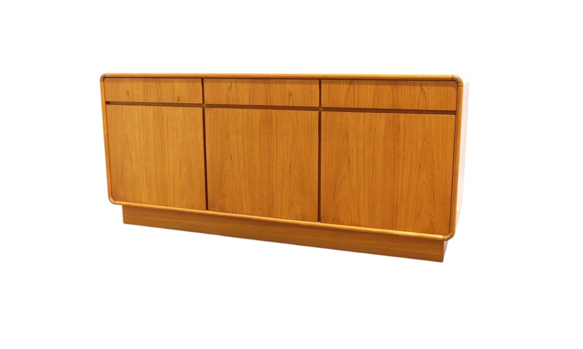 Credenza moderna scandinava in teak a 3 cassetti e 3 ante. Ha 3 cassetti superiori e 3 ante inferiori con ripiani regolabili. Poggia su una base a plinto. Circa anni '70. I cassetti sono dotati di guide in metallo con fermo. Molto pulito e pronto
