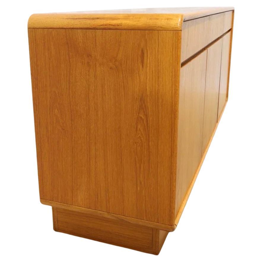 Scandinavo moderno Credenza moderna scandinava in teak a 3 cassetti e 3 ante in vendita