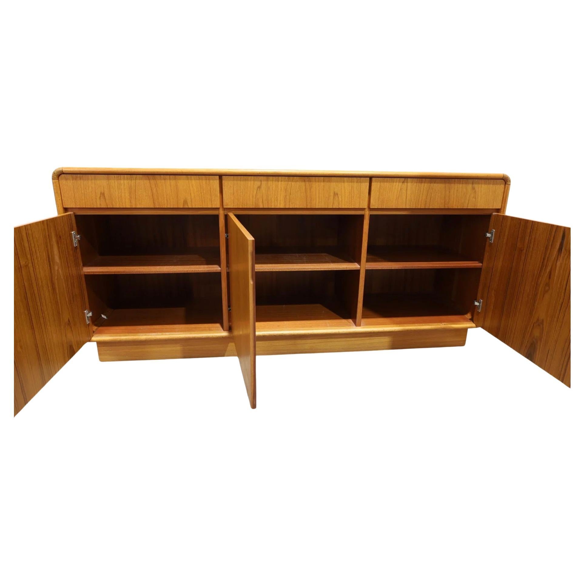 Falegnameria Credenza moderna scandinava in teak a 3 cassetti e 3 ante in vendita