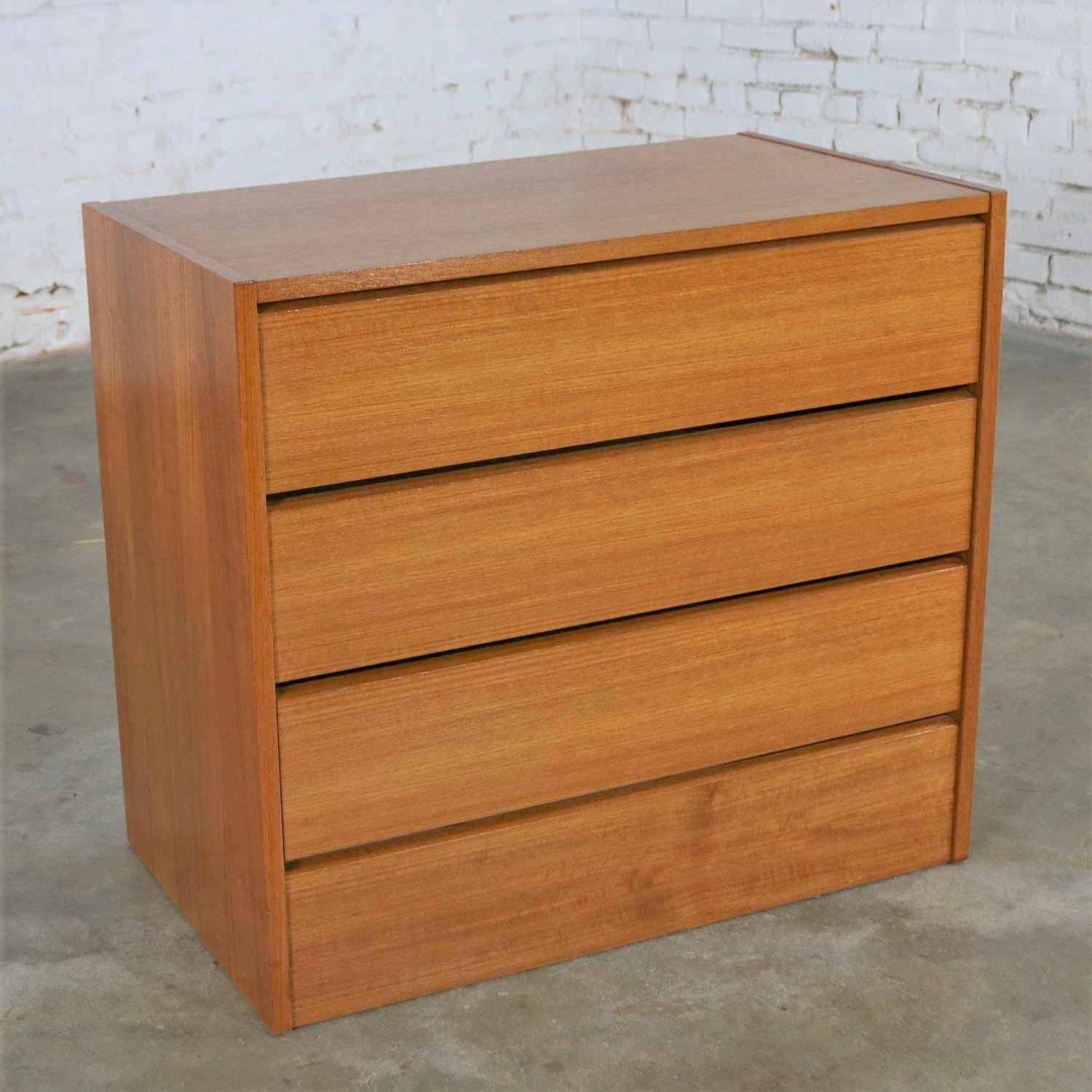 Scandinavo moderno Cassapanca vintage moderna scandinava a 3 cassetti in teak con marchio Made in Denmark in vendita