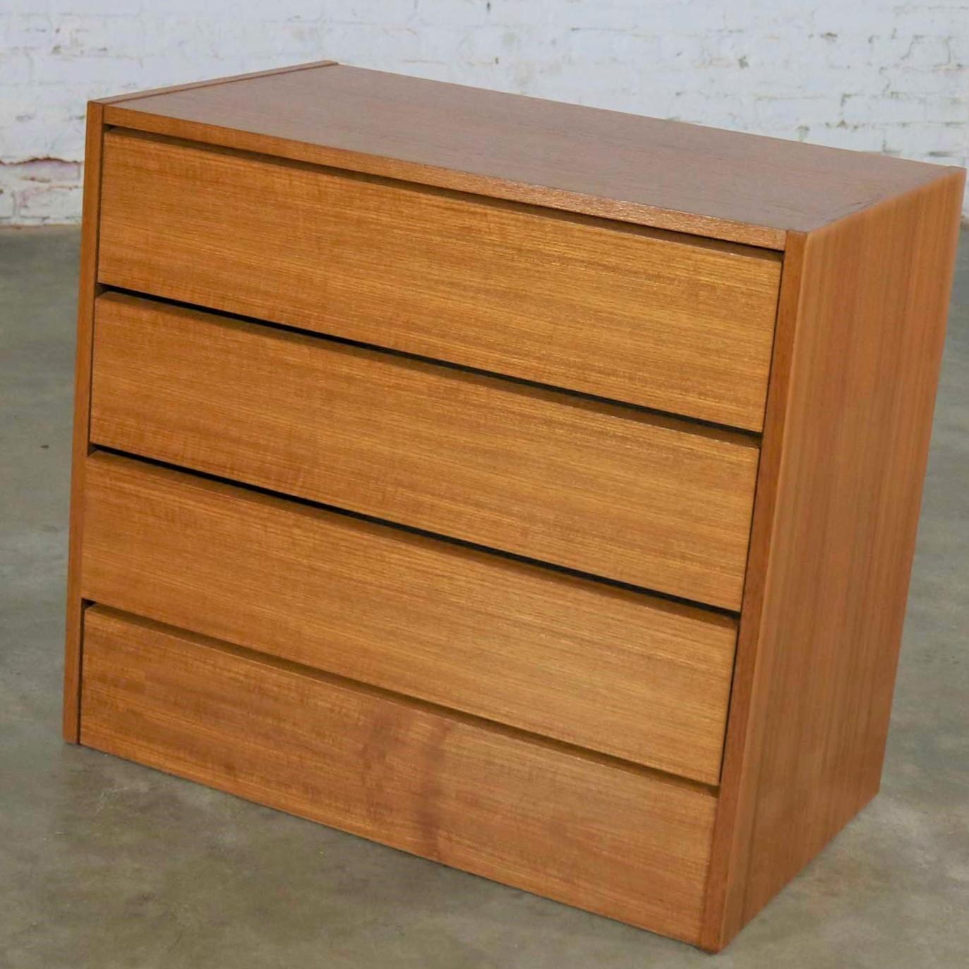 Danese Cassapanca vintage moderna scandinava a 3 cassetti in teak con marchio Made in Denmark in vendita