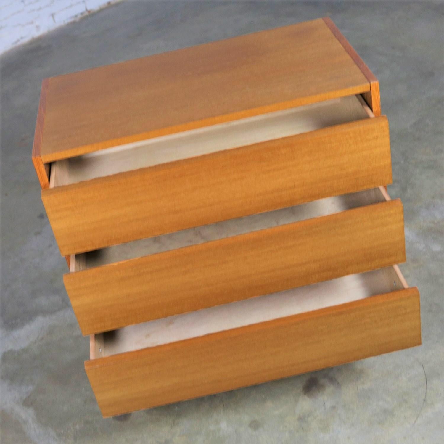 Impiallacciato Cassapanca vintage moderna scandinava a 3 cassetti in teak con marchio Made in Denmark in vendita