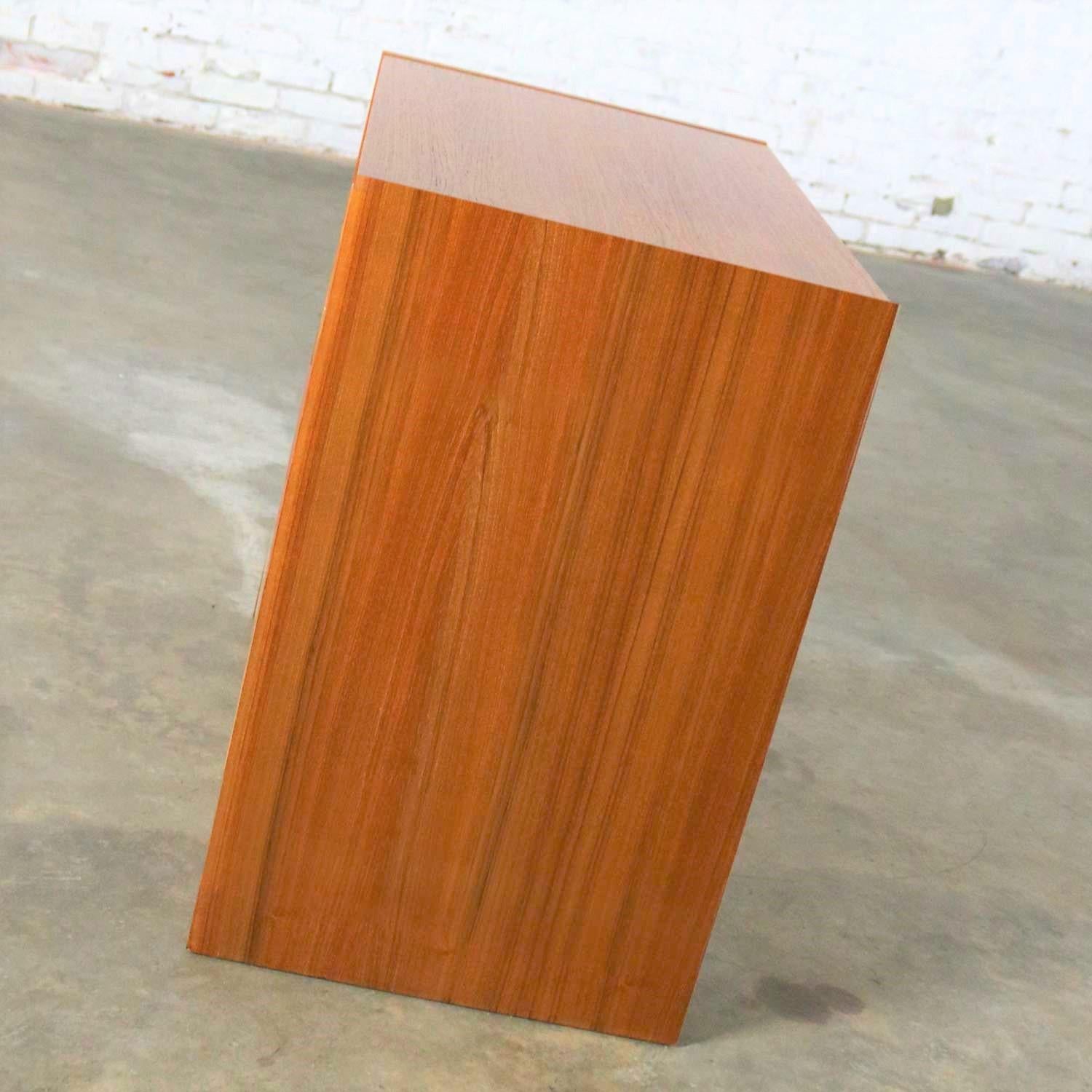 Cassapanca vintage moderna scandinava a 3 cassetti in teak con marchio Made in Denmark In condizioni buone in vendita a Topeka, KS