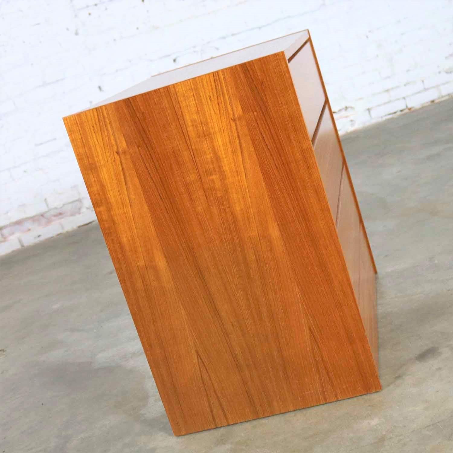 XX secolo Cassapanca vintage moderna scandinava a 3 cassetti in teak con marchio Made in Denmark in vendita