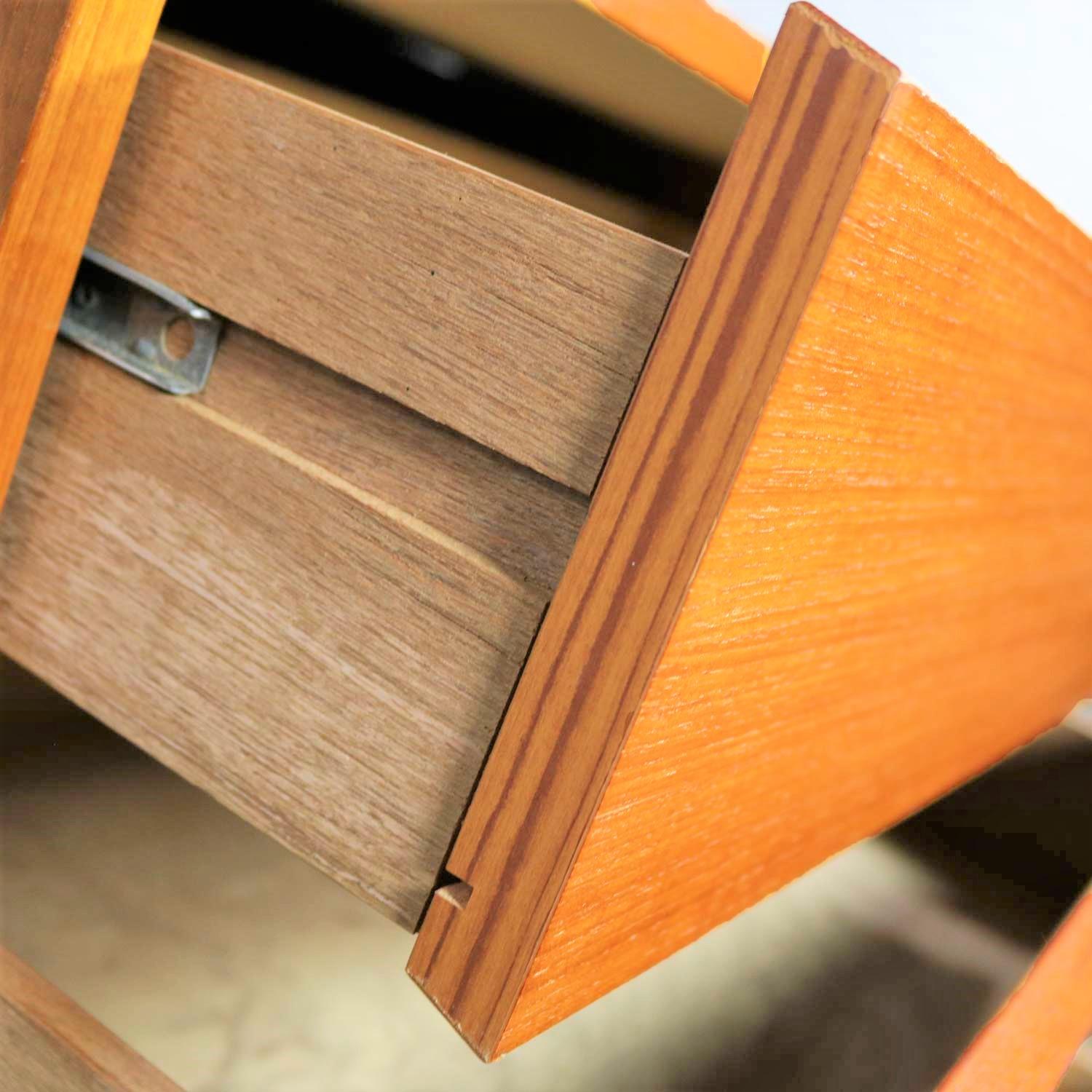 Cassapanca vintage moderna scandinava a 3 cassetti in teak con marchio Made in Denmark in vendita 1