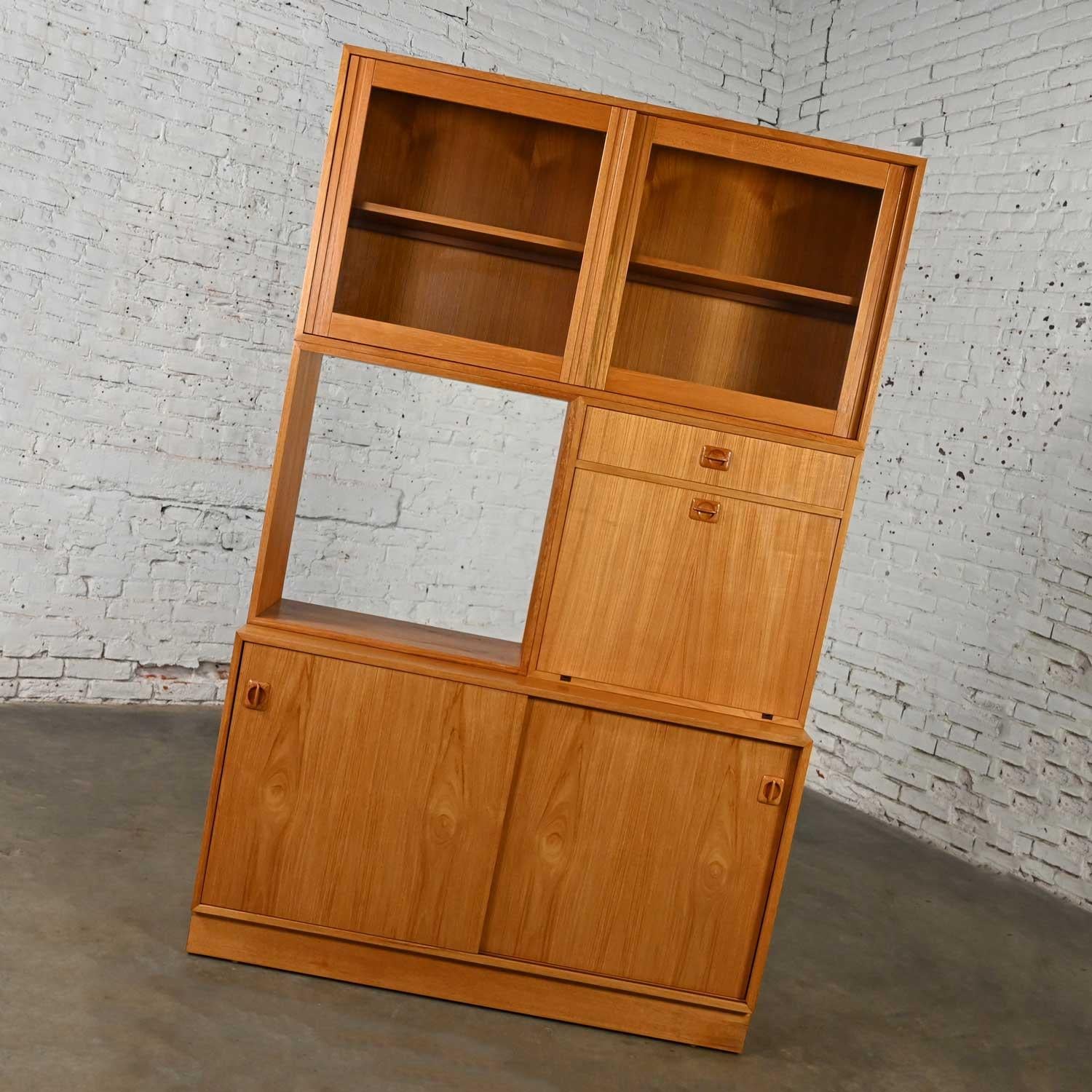 Scandinavian Modern Teak 4 Part Triple Stacked Secretary Display Cabinet Dry Bar In Good Condition For Sale In Topeka, KS
