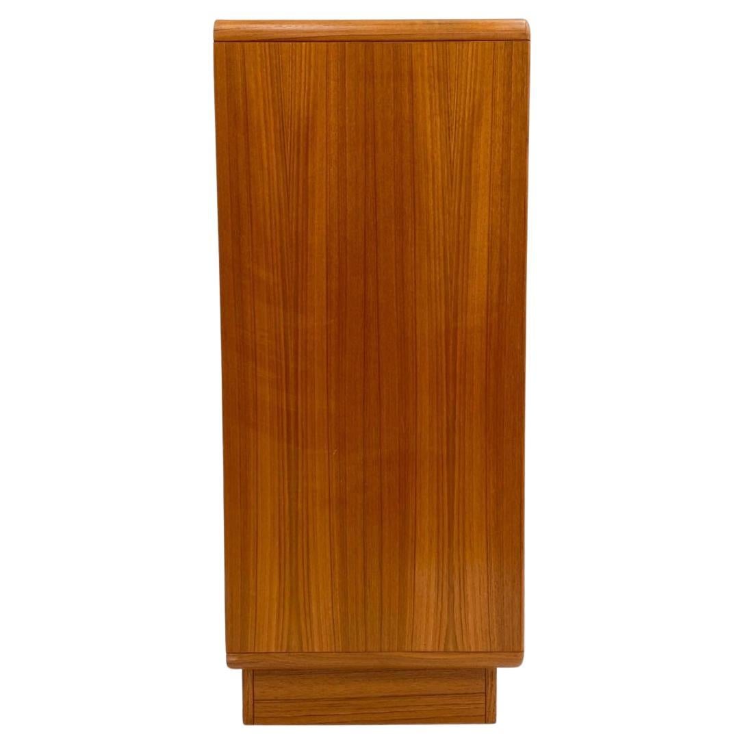 Escandinavo Moderno de teca 5 Cajón Ancho armario alto Dresser Escandinavo moderno en venta