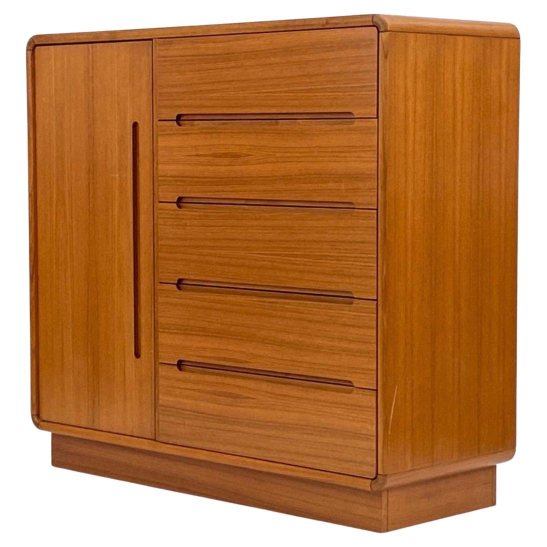 Escandinavo Moderno de teca 5 Cajón Ancho armario alto Dresser Danés en venta