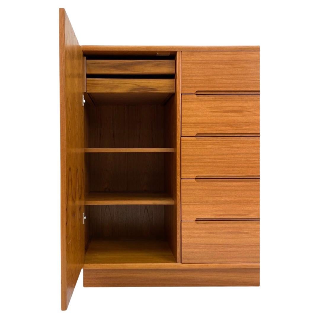 Escandinavo Moderno de teca 5 Cajón Ancho armario alto Dresser Carpintería en venta