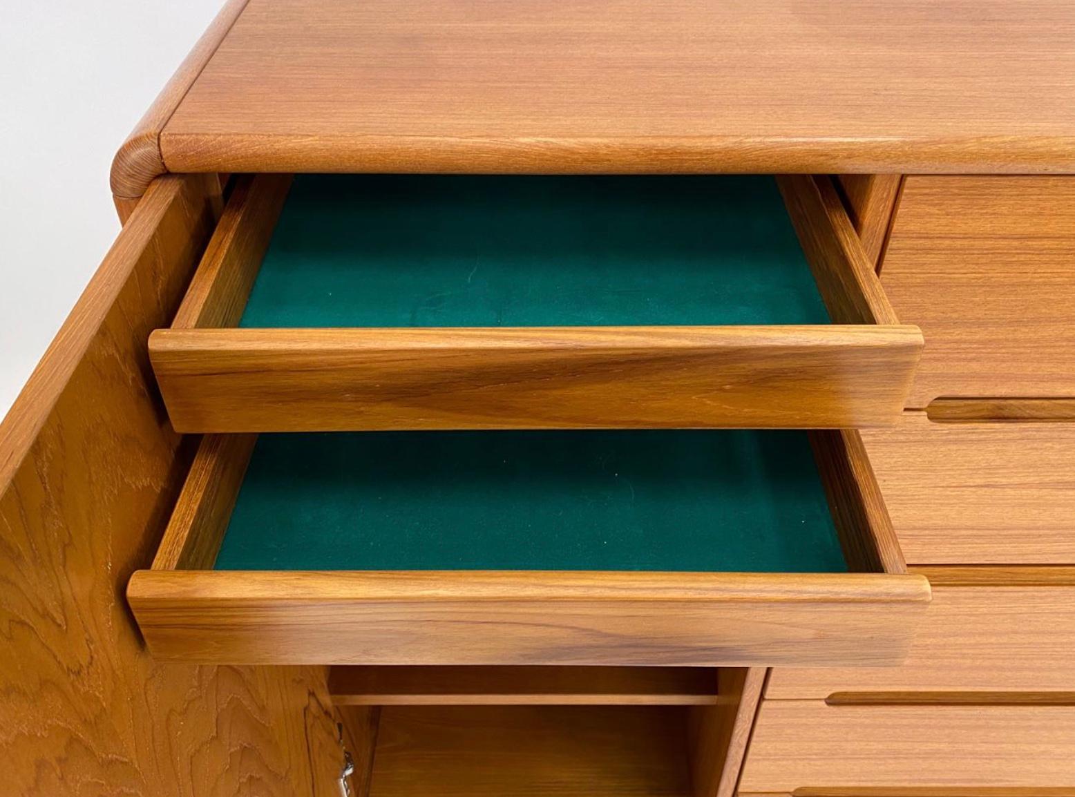 Escandinavo Moderno de teca 5 Cajón Ancho armario alto Dresser en Bueno estado para la venta en Brooklyn, NY