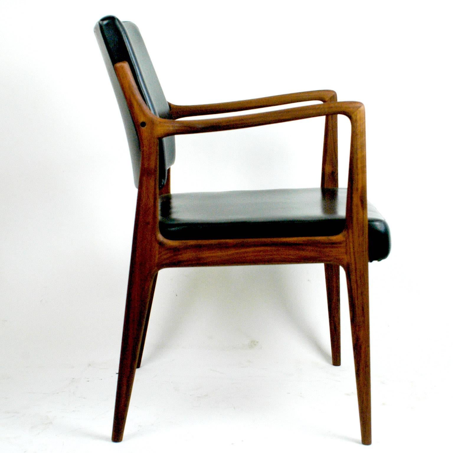 Skandinavisch moderner Sessel aus Teakholz und schwarzem Kunstleder von K. E. Ekselius (Skandinavische Moderne)