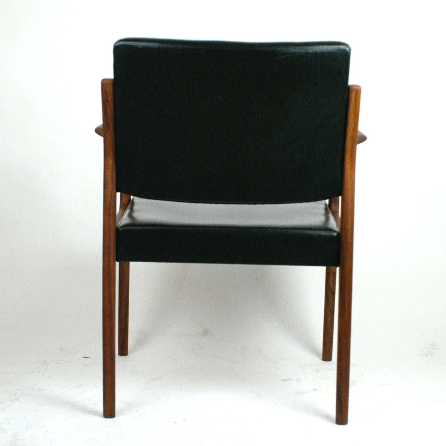 Skandinavisch moderner Sessel aus Teakholz und schwarzem Kunstleder von K. E. Ekselius im Zustand „Gut“ in Vienna, AT