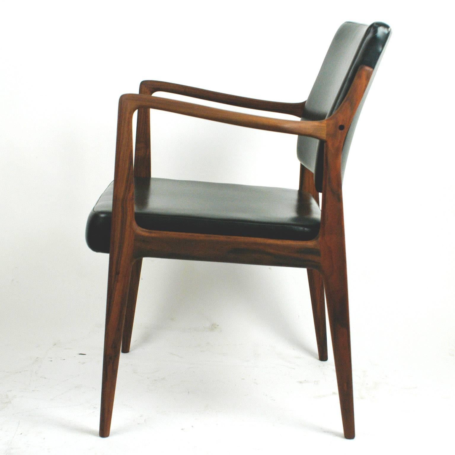 Skandinavisch moderner Sessel aus Teakholz und schwarzem Kunstleder von K. E. Ekselius (Mitte des 20. Jahrhunderts)