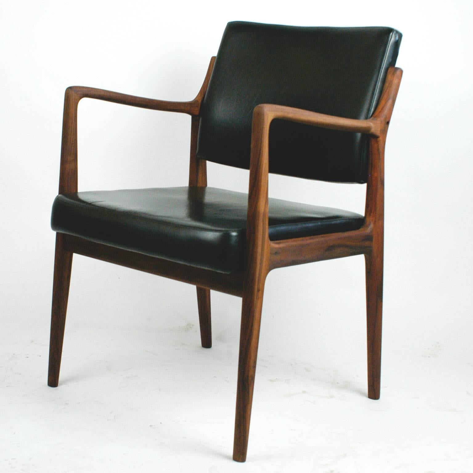 Skandinavisch moderner Sessel aus Teakholz und schwarzem Kunstleder von K. E. Ekselius 1