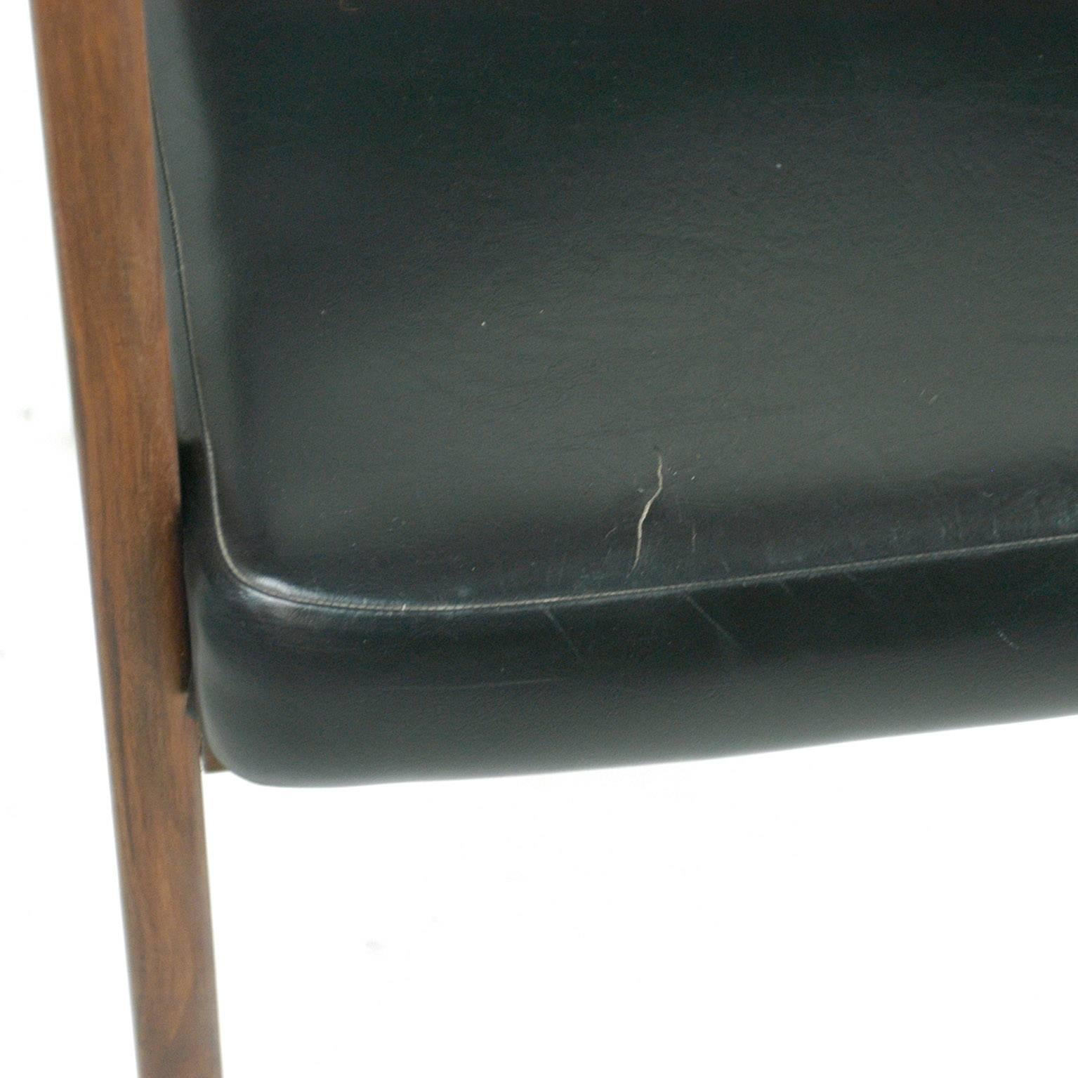 Skandinavischer moderner Sessel aus Teakholz und schwarzem Leder von K. E. Ekselius 1
