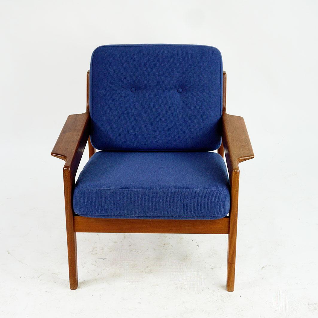 This beautiful scandinavian modern teak armchair was designed by Arne Wahl Iversen for Komfort Denmark in the 1960s 
It features a teakwood frame in high-quality workmanship and using first-class materials,
The armchair has been reupholstered and