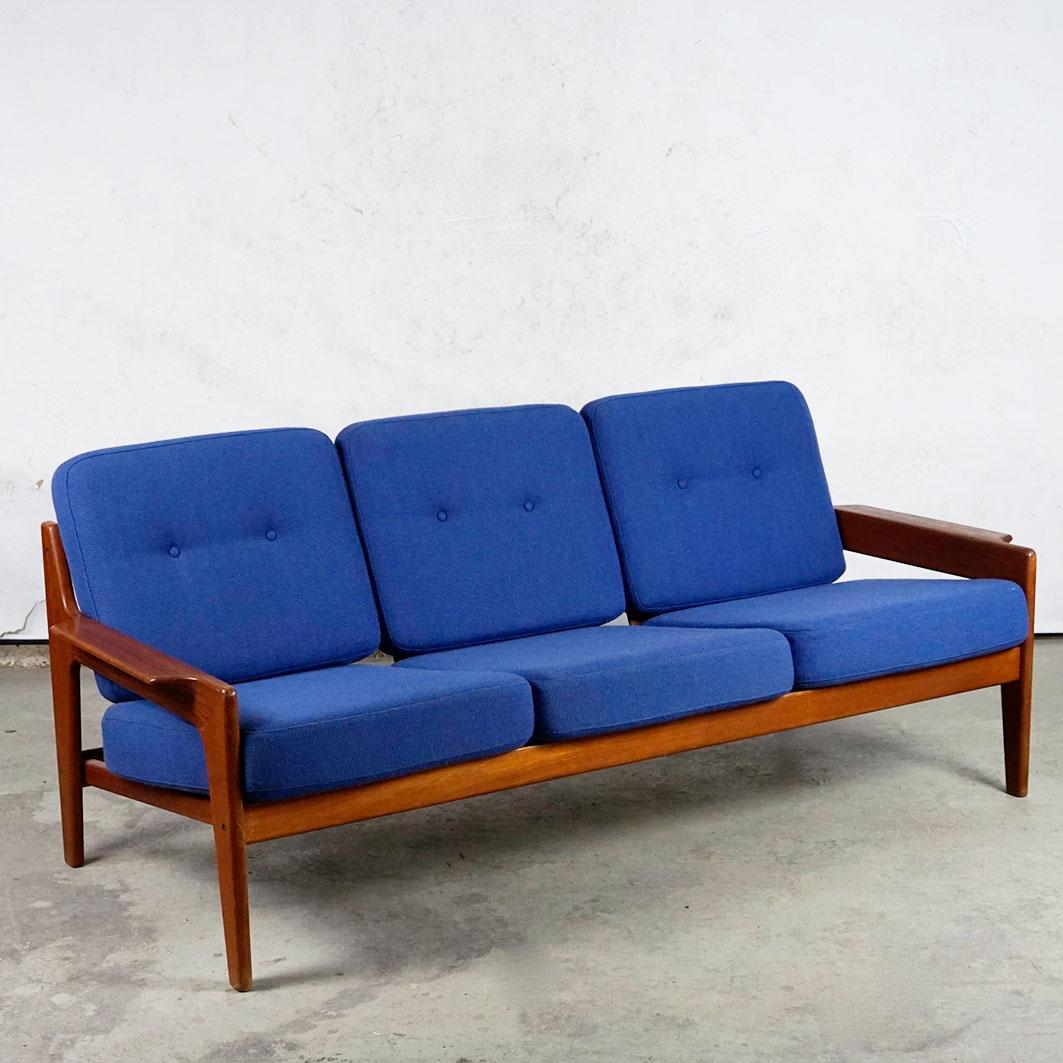 Dieses schöne skandinavisch-moderne Teakholz-Dreisitzer-Sofa wurde in den 1960er Jahren von Arne Wahl Iversen für Komfort Denmark entworfen.  
Er verfügt über einen Teakholzrahmen in hochwertiger Verarbeitung und unter Verwendung erstklassiger