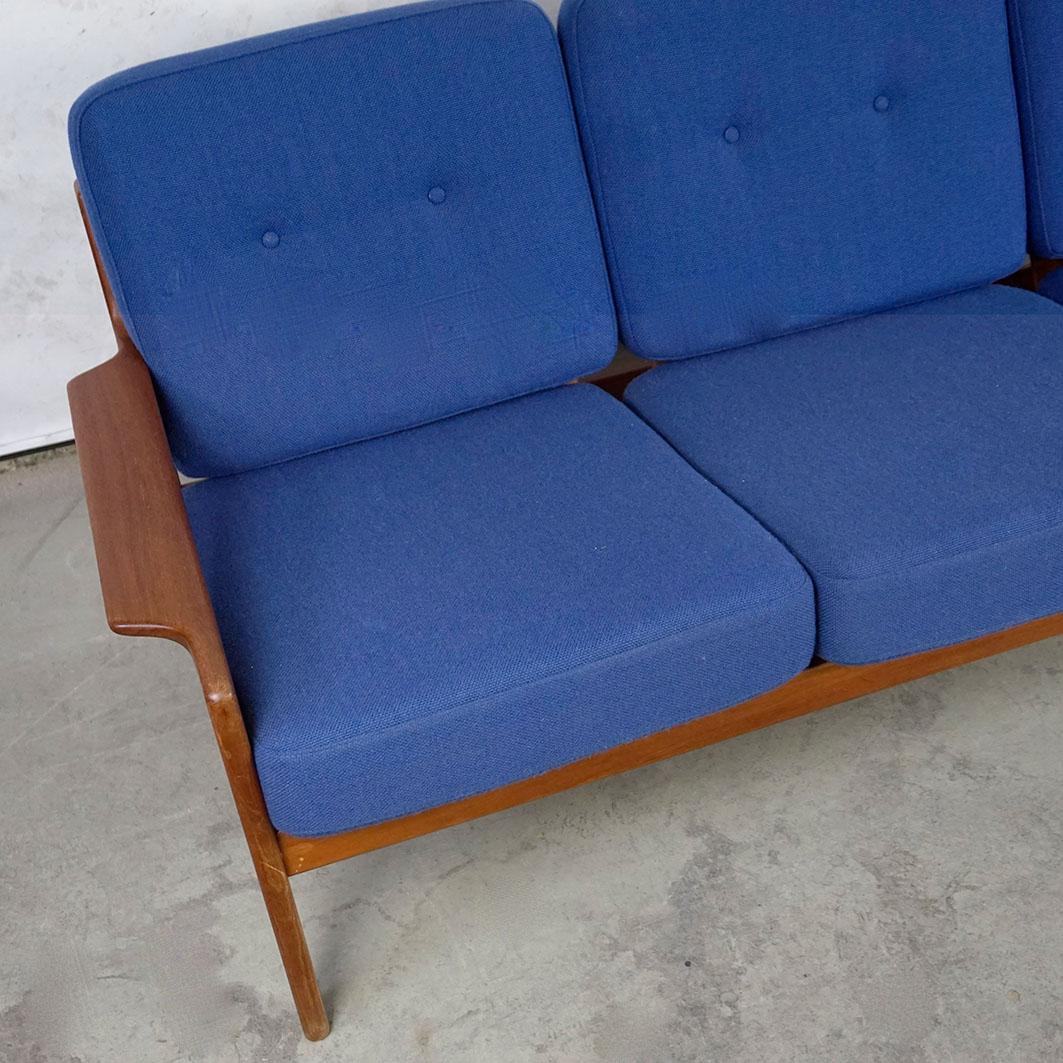 Skandinavisches modernes Dreisitzer-Sofa aus Teakholz und blauem Stoff von A.W. Iversen (Skandinavische Moderne) im Angebot
