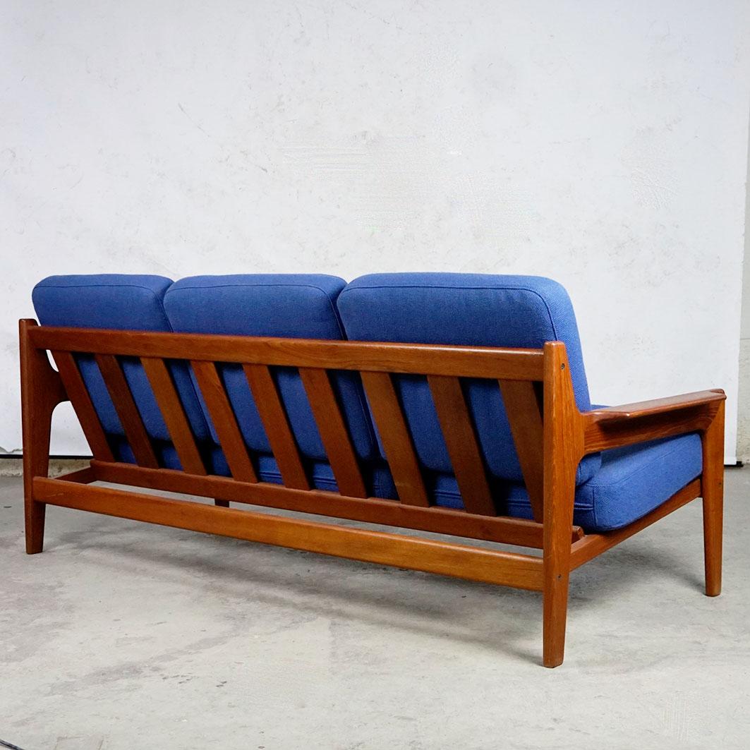 Skandinavisches modernes Dreisitzer-Sofa aus Teakholz und blauem Stoff von A.W. Iversen (Mitte des 20. Jahrhunderts) im Angebot