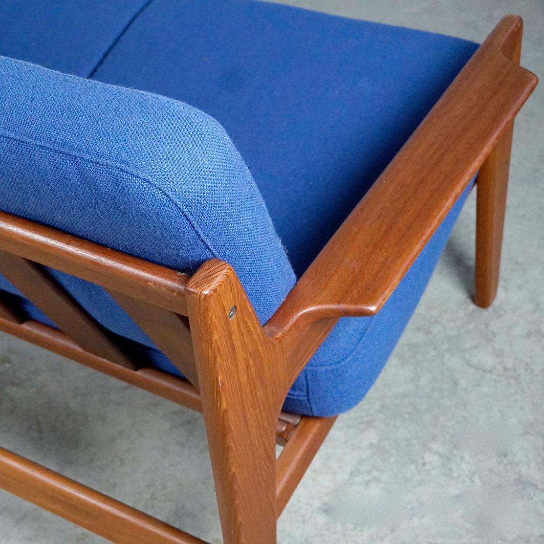 Skandinavisches modernes Dreisitzer-Sofa aus Teakholz und blauem Stoff von A.W. Iversen im Angebot 1