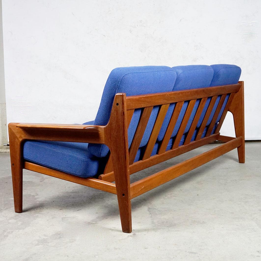 Skandinavisches modernes Dreisitzer-Sofa aus Teakholz und blauem Stoff von A.W. Iversen im Angebot 2