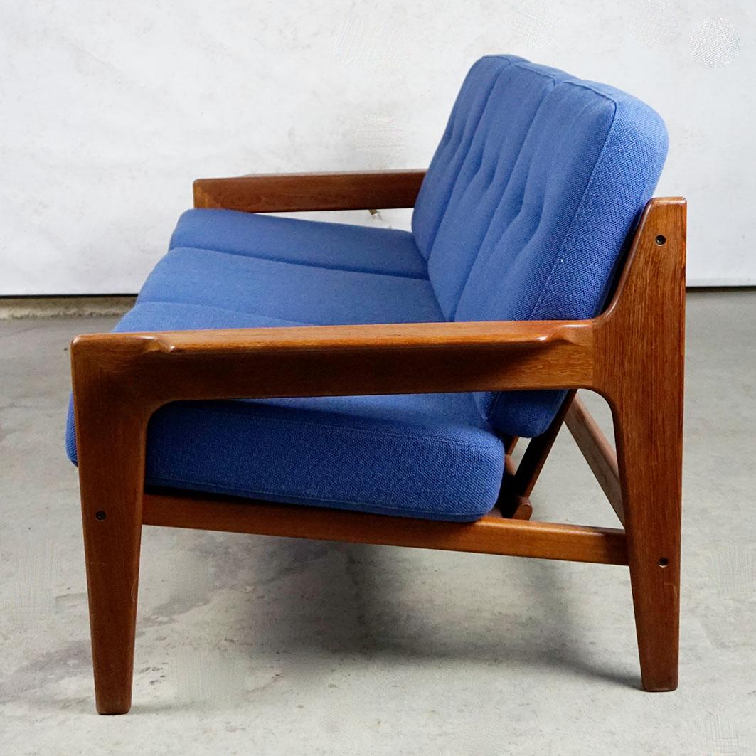 Skandinavisches modernes Dreisitzer-Sofa aus Teakholz und blauem Stoff von A.W. Iversen im Angebot 3