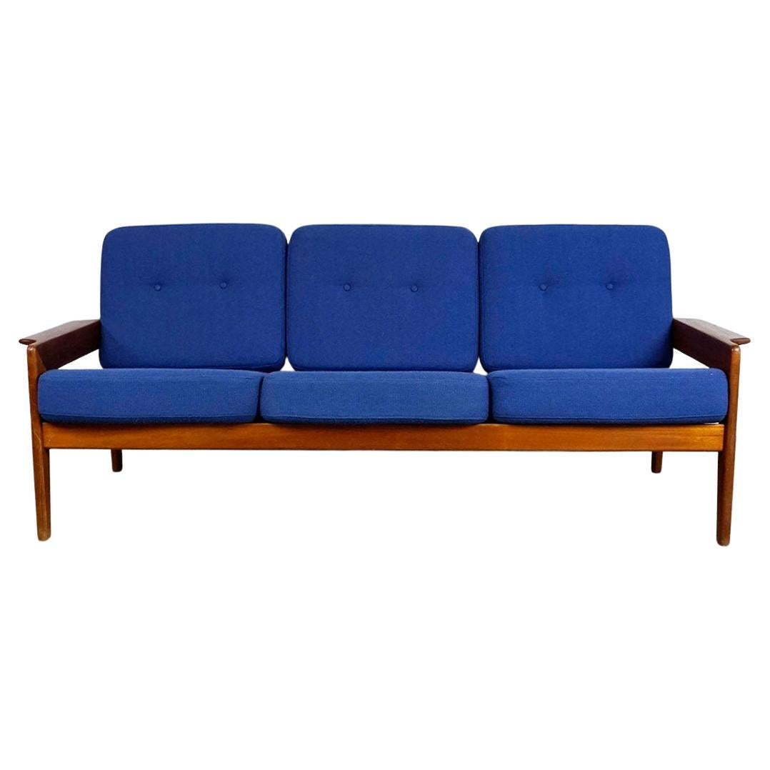 Skandinavisches modernes Dreisitzer-Sofa aus Teakholz und blauem Stoff von A.W. Iversen im Angebot
