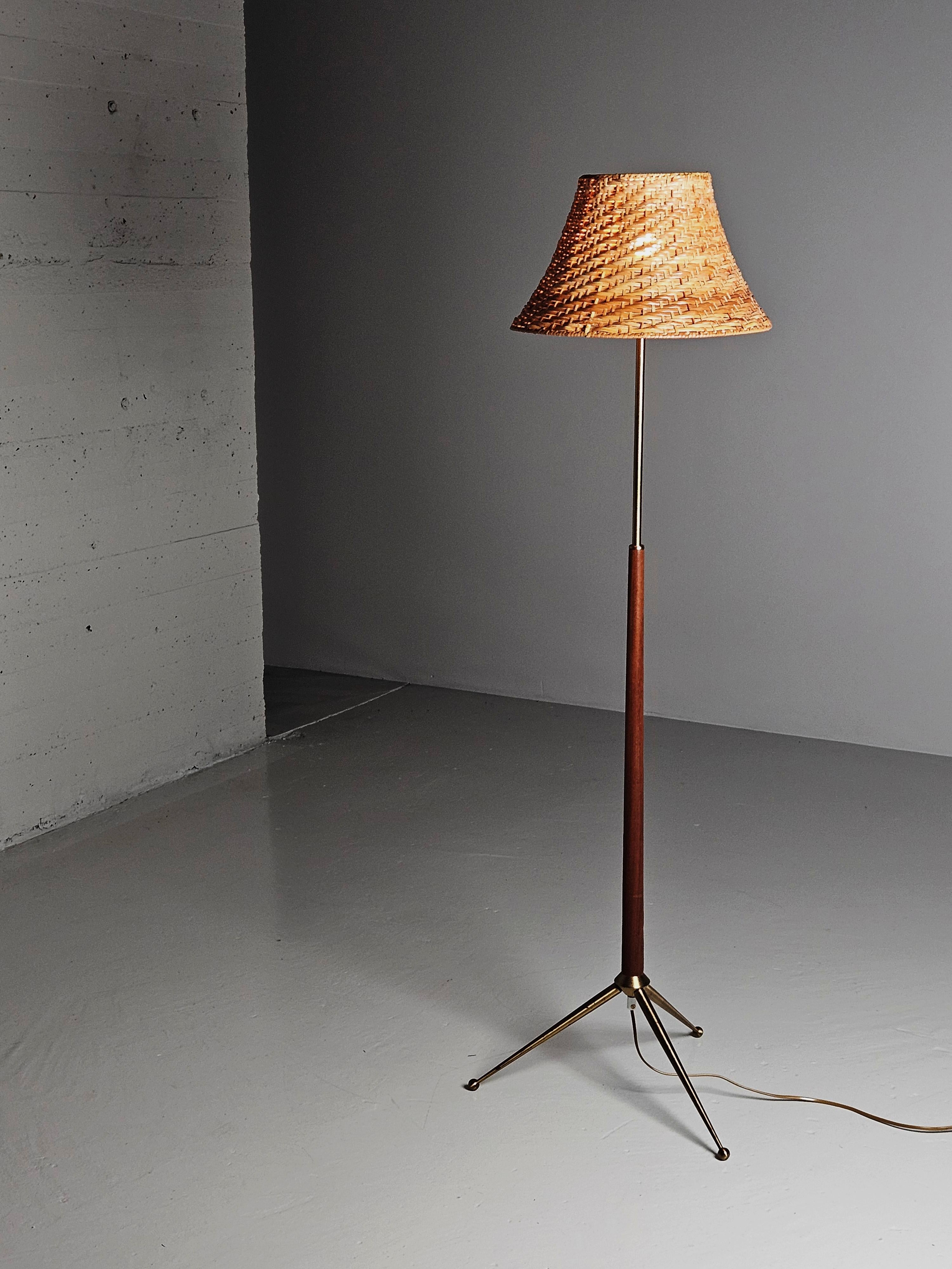 Stehlampe eines unbekannten schwedischen Designers aus den 1960er Jahren. 

Modernes Design mit einem Stativfuß aus Messing. Kommt mit einem schönen Rattan-Schirm. 
