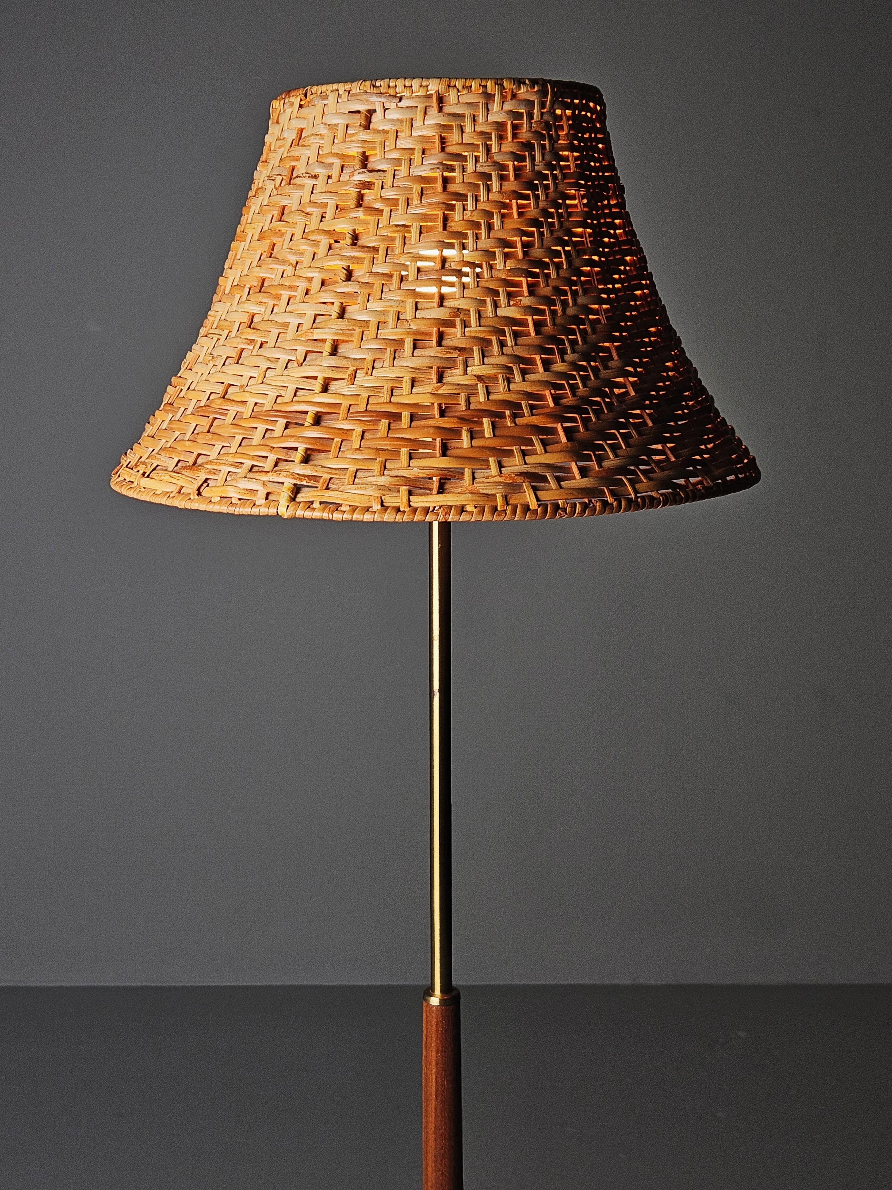 Skandinavische moderne Stehlampe aus Teakholz und Messing von unbekanntem Designer, Schweden, 1960er Jahre (Skandinavische Moderne) im Angebot