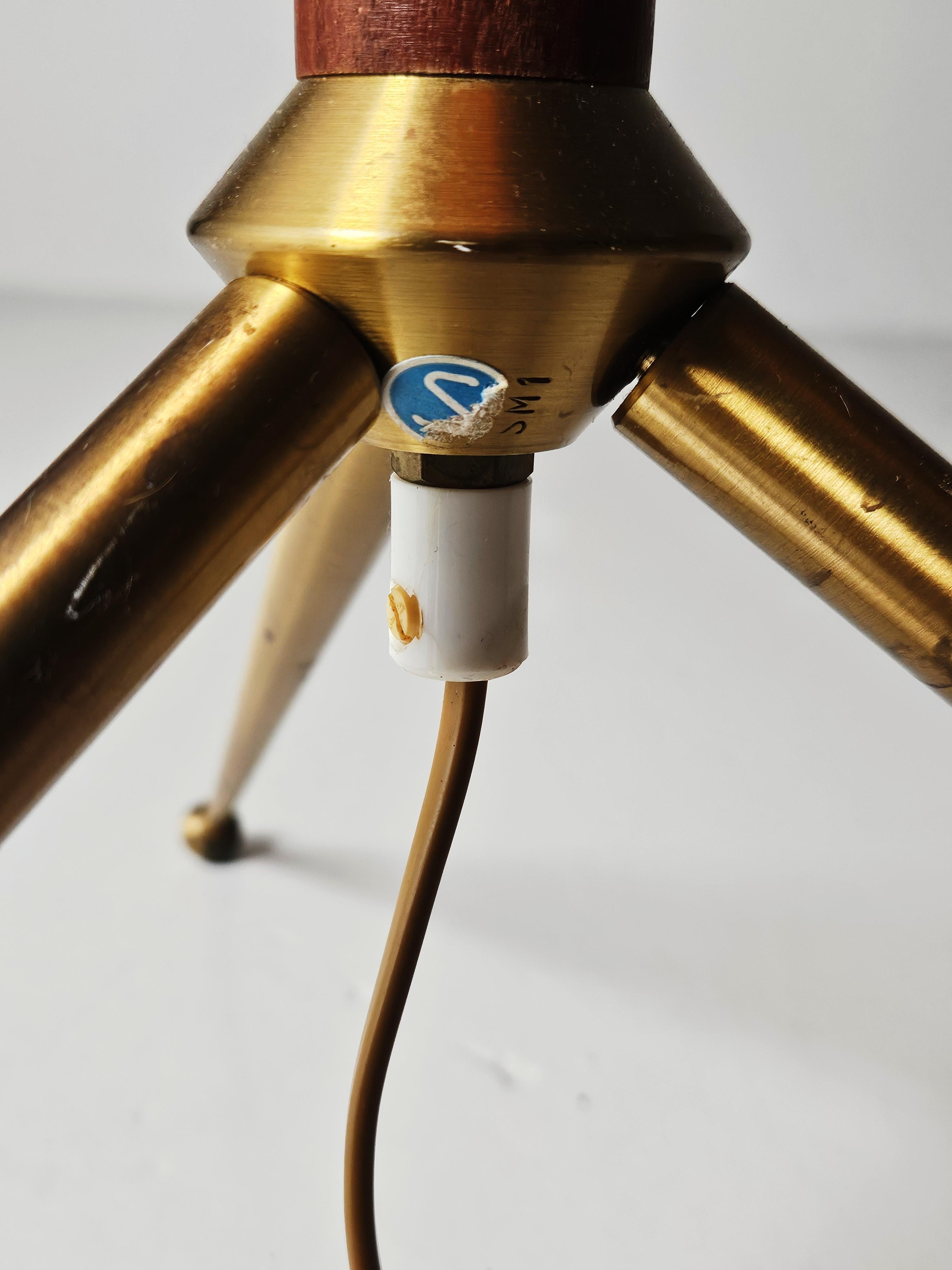 Skandinavische moderne Stehlampe aus Teakholz und Messing von unbekanntem Designer, Schweden, 1960er Jahre im Zustand „Gut“ im Angebot in Eskilstuna, SE