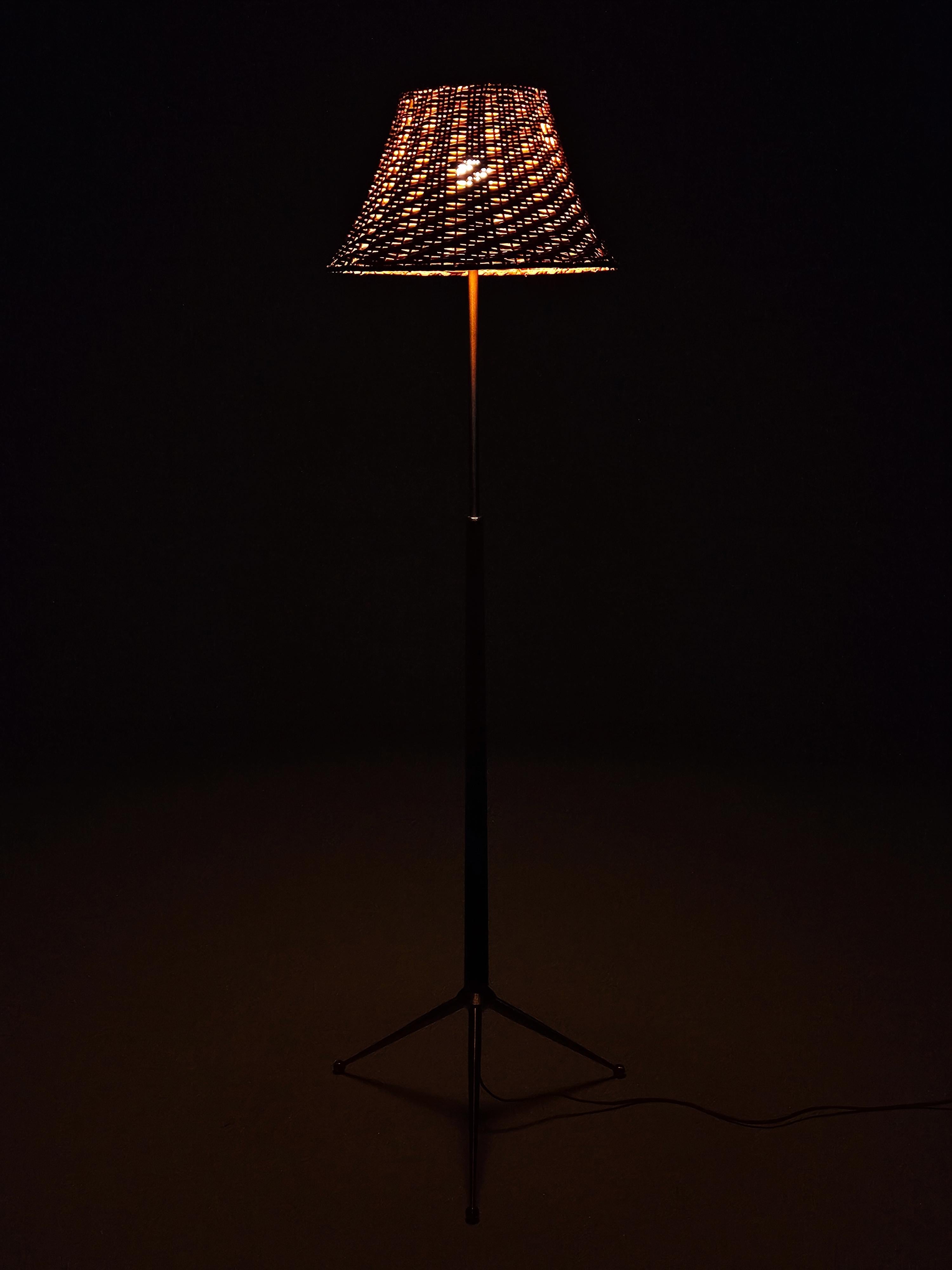 Skandinavische moderne Stehlampe aus Teakholz und Messing von unbekanntem Designer, Schweden, 1960er Jahre (20. Jahrhundert) im Angebot