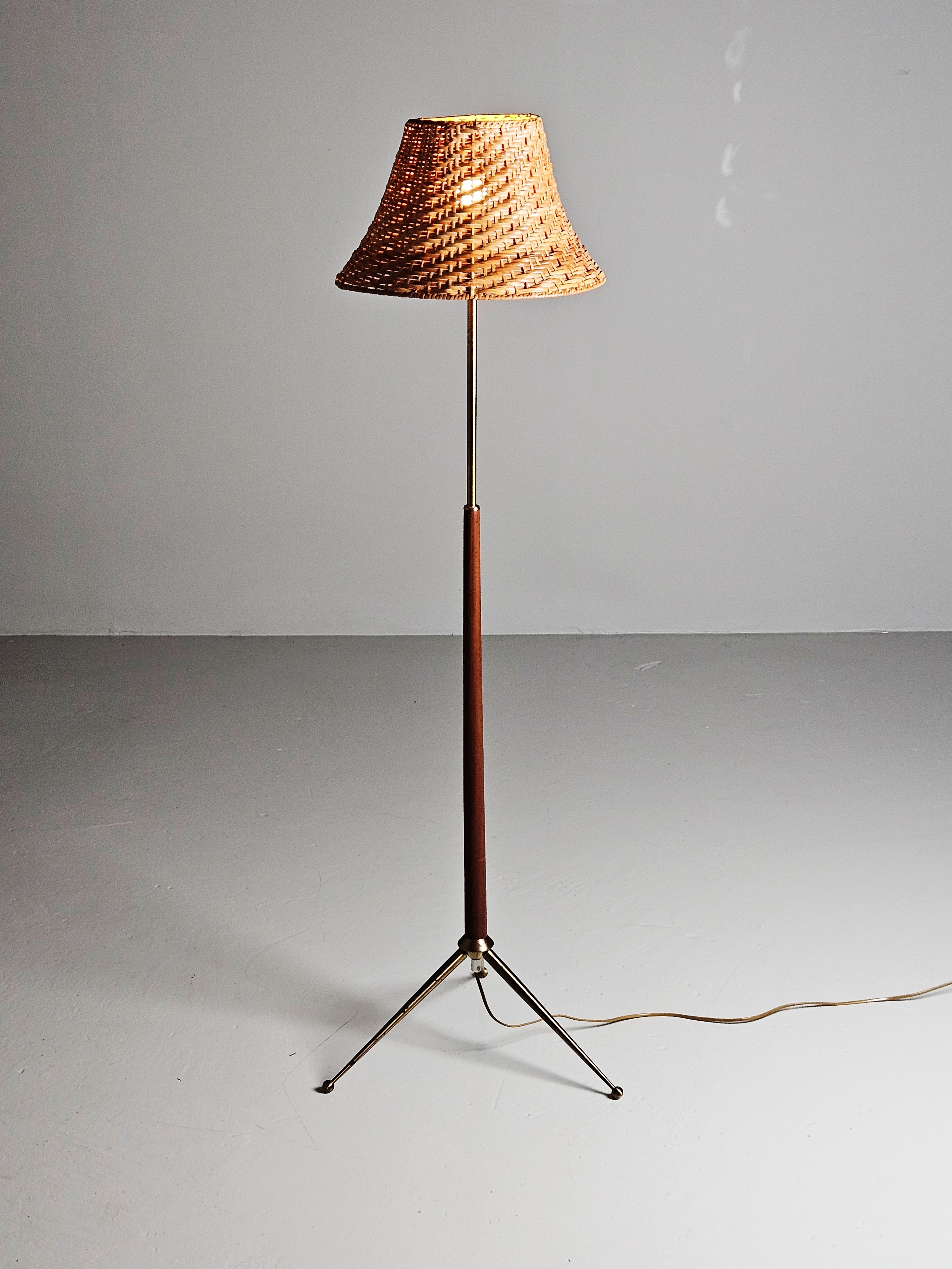 Lámpara de pie escandinava moderna de teca y latón de diseñador desconocido, Suecia, años 60 en venta