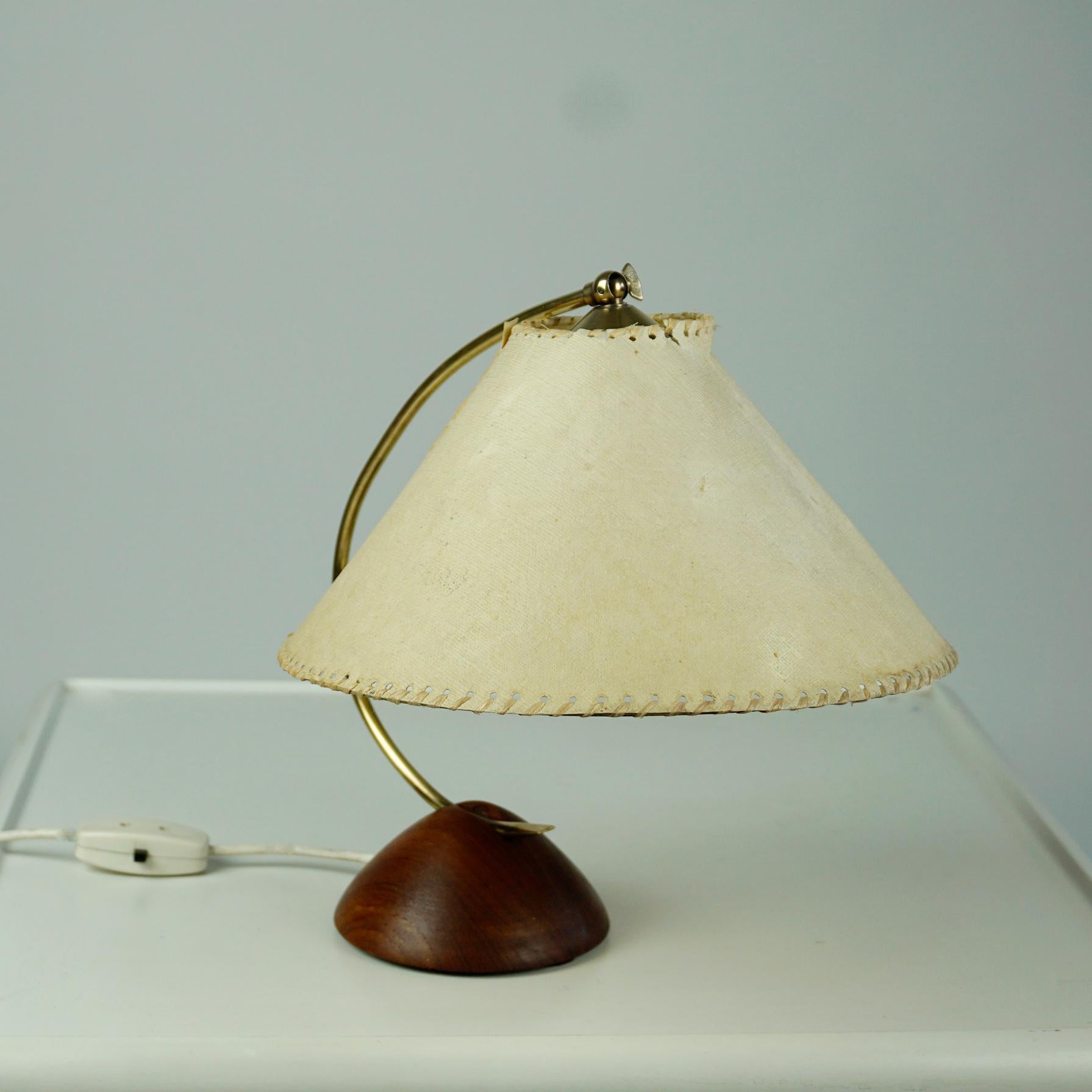 Milieu du XXe siècle Lampe de bureau scandinave moderne en teck et laiton avec abat-jour en papier d'origine en vente