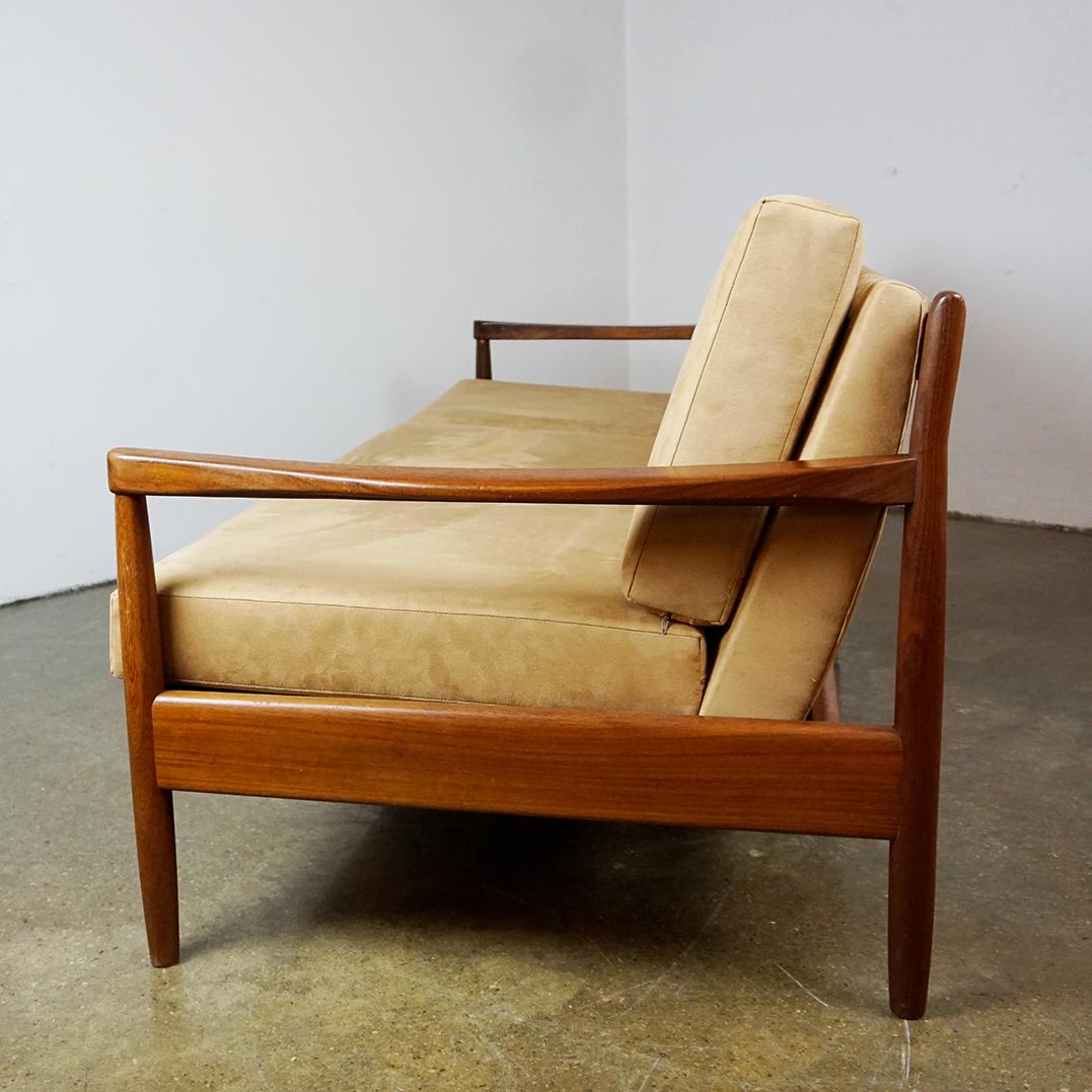 Divano a tre posti in tek e tessuto cognac The Modern Scandinavian in vendita 4