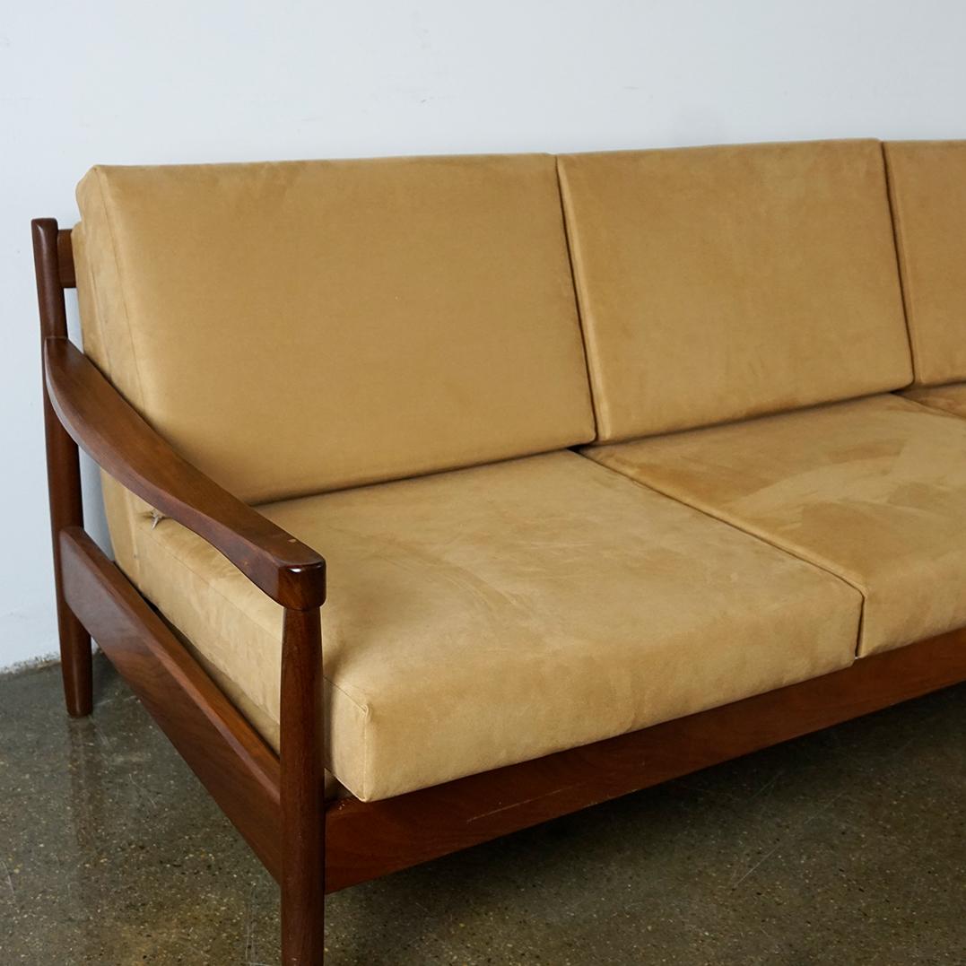 Questo bellissimo divano moderno scandinavo in teak a tre posti è stato progettato e prodotto in Danimarca negli anni '60. 
Presenta una struttura in legno di teak con una lavorazione di alta qualità e materiali di prima scelta,
Il divano è stato