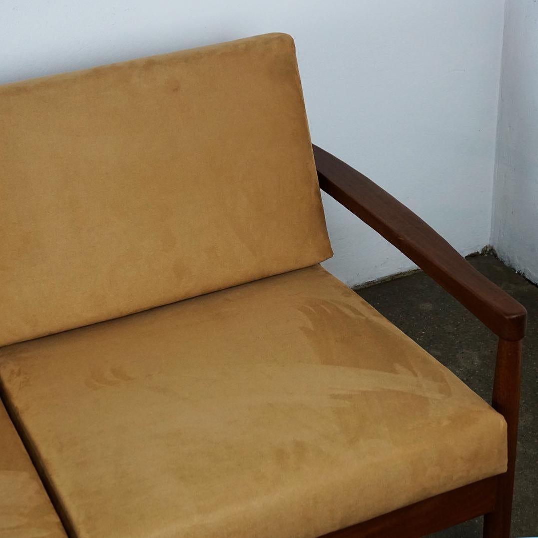 Danese Divano a tre posti in tek e tessuto cognac The Modern Scandinavian in vendita