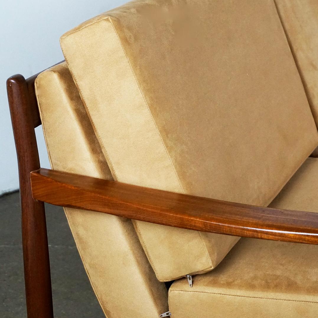 Divano a tre posti in tek e tessuto cognac The Modern Scandinavian in vendita 1