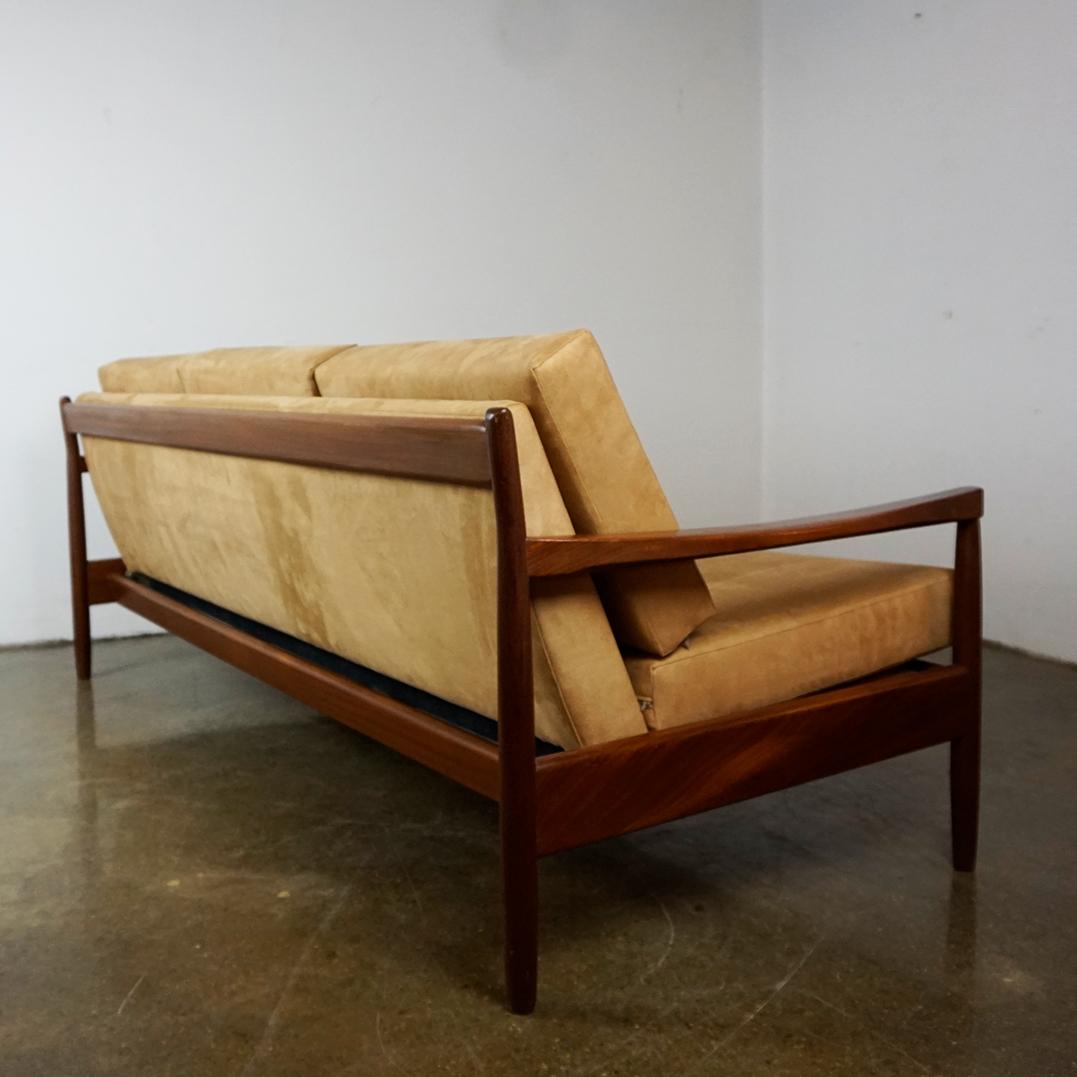 Divano a tre posti in tek e tessuto cognac The Modern Scandinavian in vendita 2