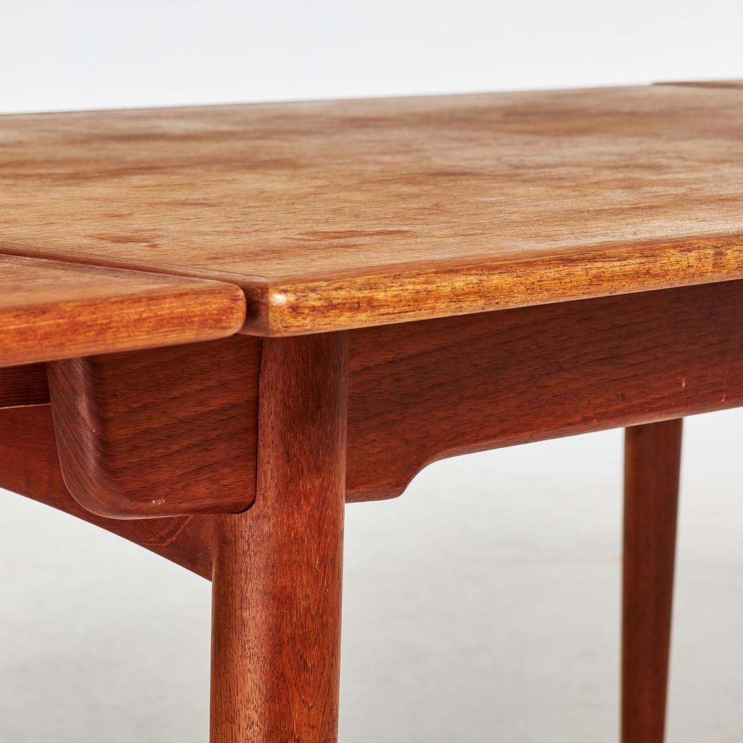 Entdecken Sie das Meisterwerk der skandinavischen Moderne - den Tisch AT312 von Hans J. Wegner, eine harmonische Verschmelzung von Eiche und Teakholz, die ein zeitloses Design verkörpert. Dieser Tisch, der von dem berühmten Designer mit großer