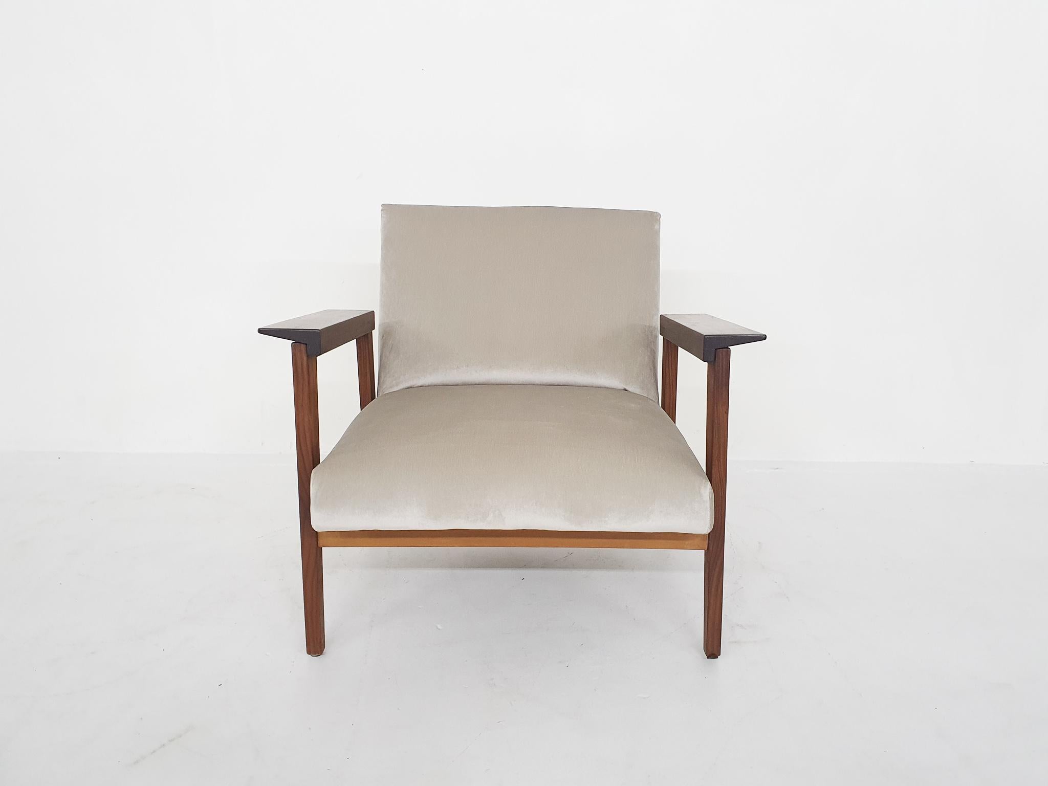 Fauteuil moderne scandinave en teck avec revêtement beige, années 1960 Bon état - En vente à Amsterdam, NL