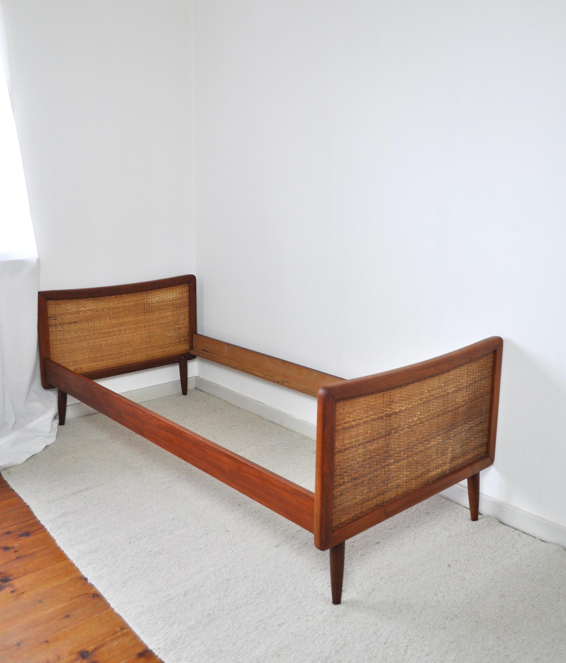 Beautiful curved midcentury teak bed with woven cane head and footboard.
Fine craftsmanship by Horsnæs, Denmark.
Signs of wear consistent with age and use.

Madras size: 190 x 85 cm.